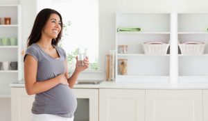 فواید نوشیدن آب در دوران بارداری و بهترین زمان مصرف آن